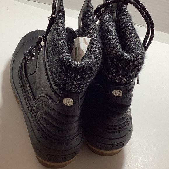 TOMMY HILFIGER
Women's Rainah Duck Booties. Note: No Box - Picture 6 of 9